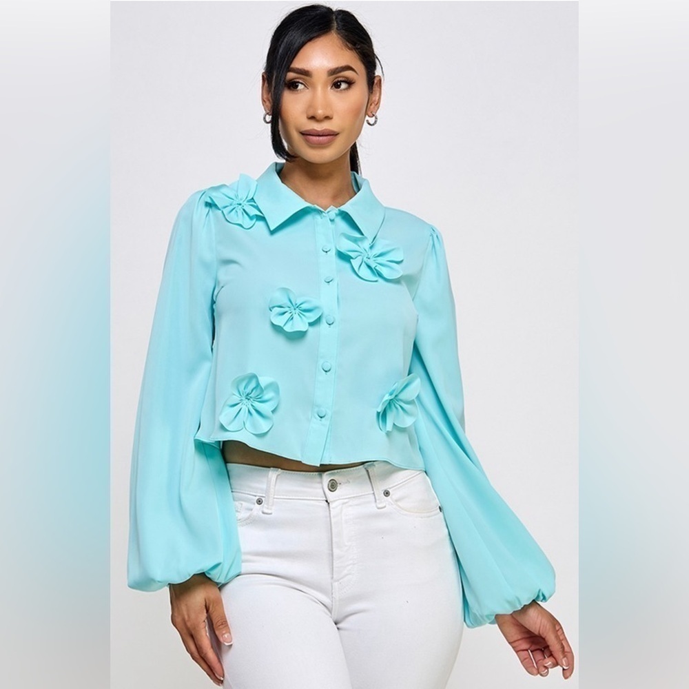 Beautiful Aqua Button Up Top w/Flowers